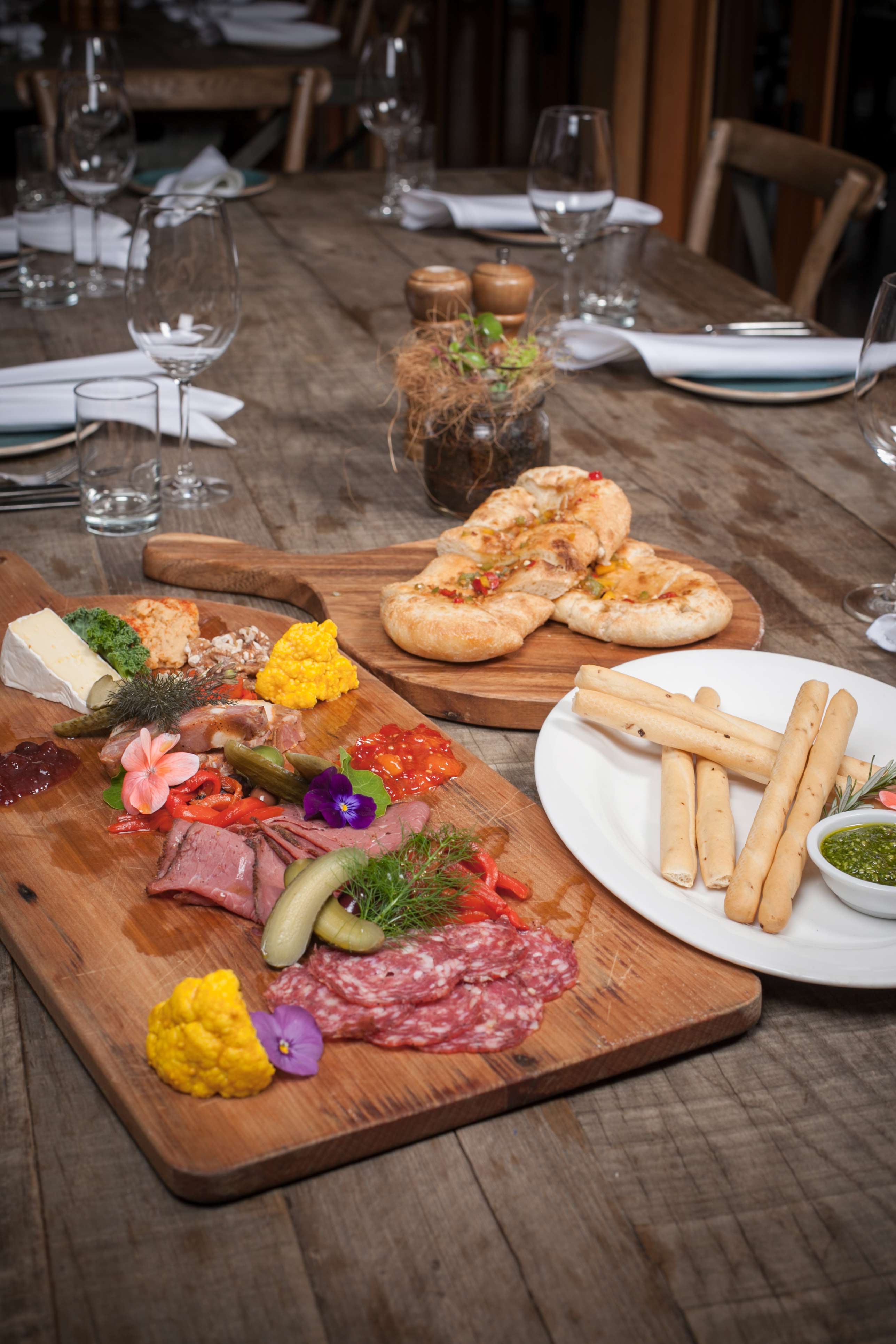 Affetatto-platter,-pane-pizza-bread-and-grissini