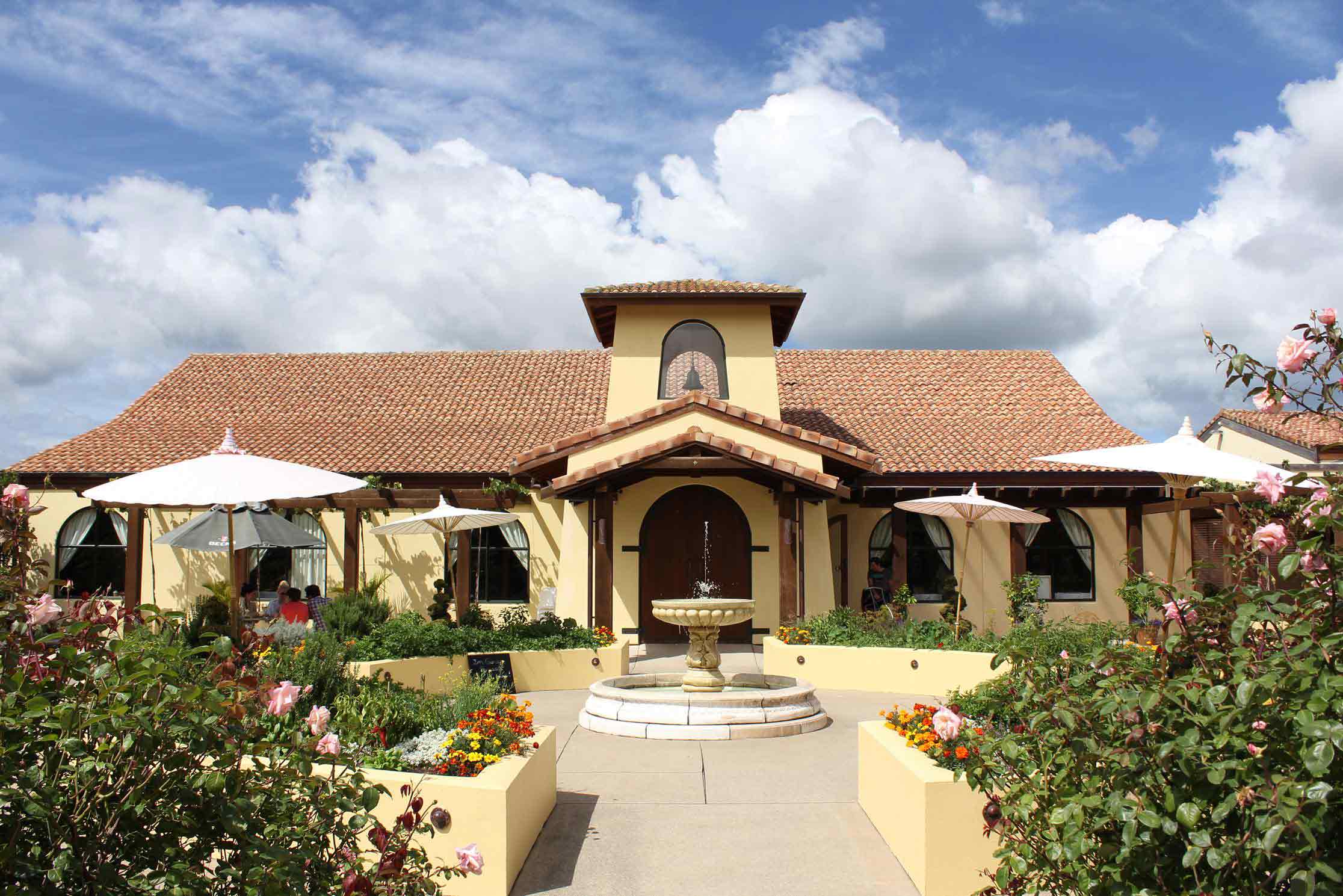 The-Belfry-garden-looked-even-more-gorgeous-with-umbrellas-from-Parasoul-based-at-Snells-Beach.