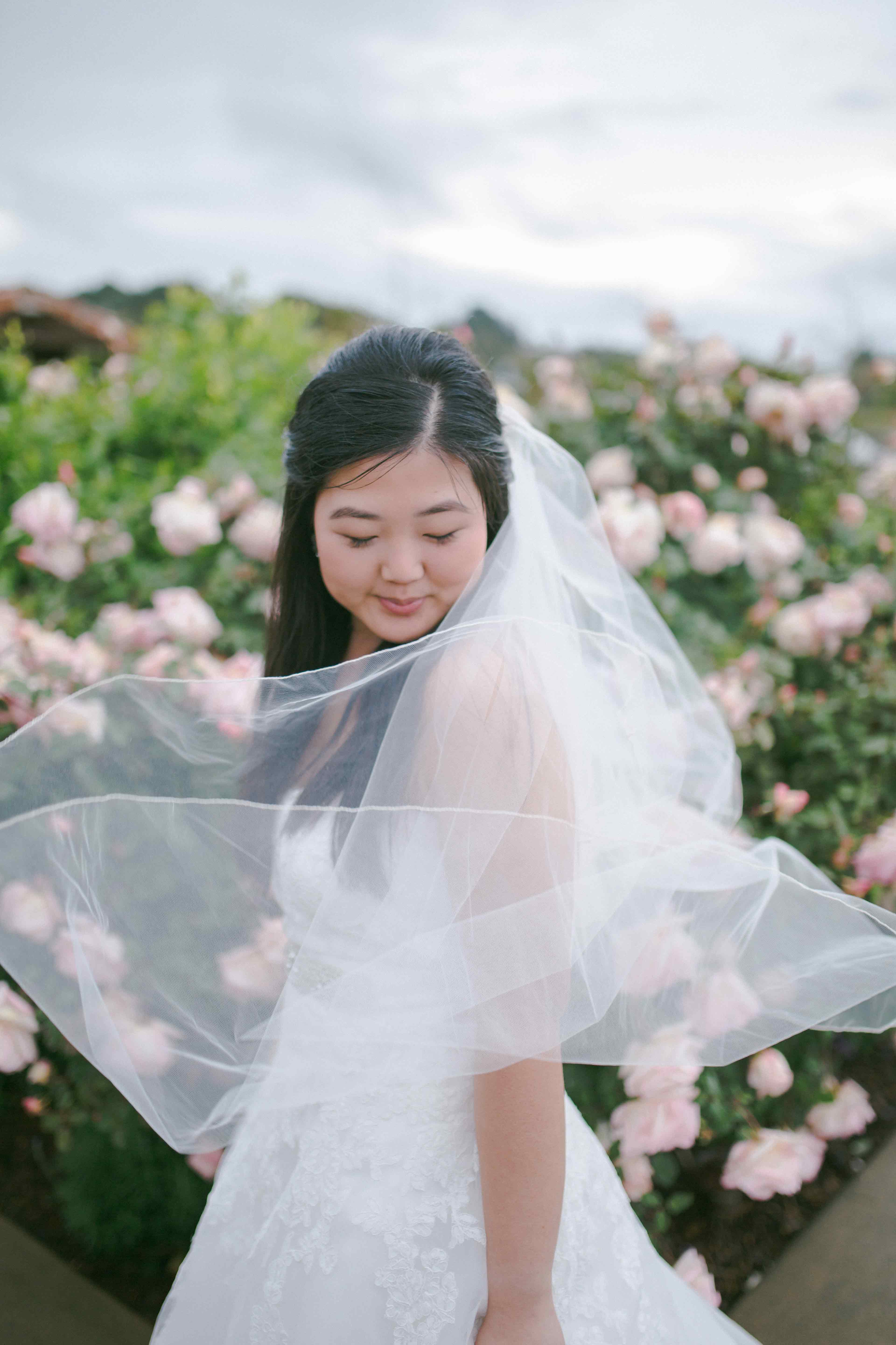 bride-with-roses