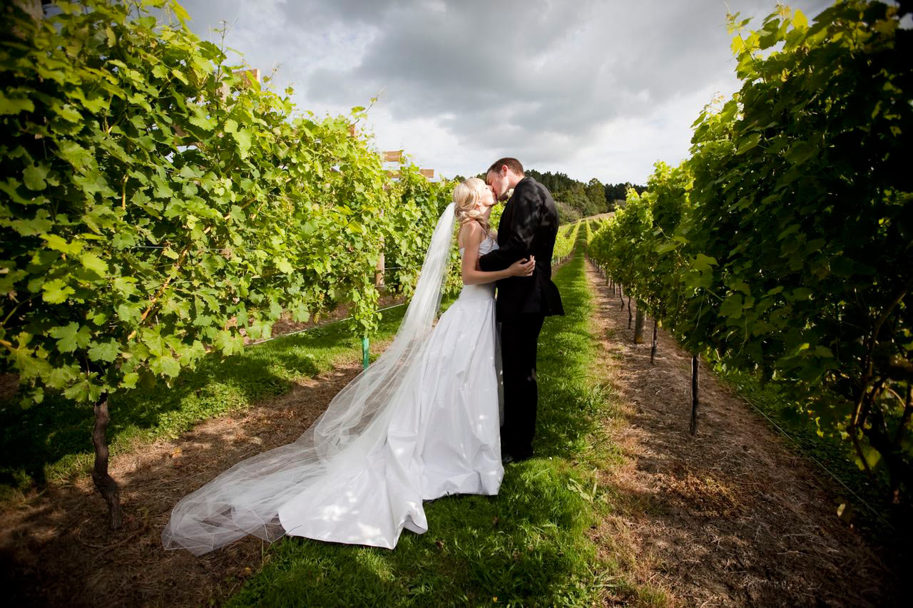 kiss-in-the-vines-lauren-and-delwyn